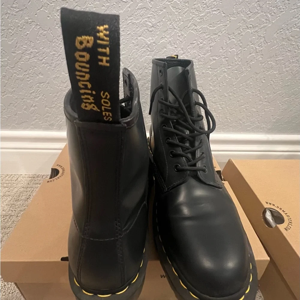 Dr. Martens Navy Leather Men's Boots in Box - Picture 3 of 5